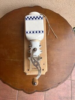 Nástenný mlynček na kávu