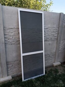 Siet proti hmyzu na dvere s pantami