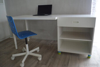 Pisací stôl a strolička