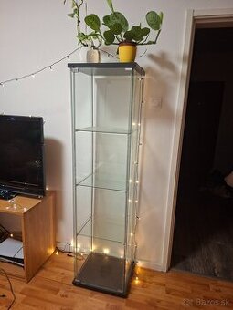 Predám 2 sklenené vitríny – 50€ kus