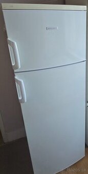 Chladnička s mrazničkou.