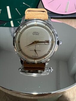 PRIM Traktor so sivým okružím