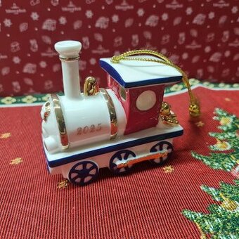 Závesná porcelánová ozdoba Christmas Classics 2025, 9cm