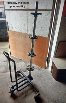 Pojazdny stojan na pneumatiky