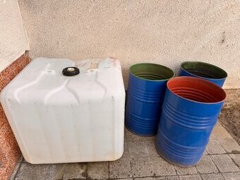IBC nádrž 1000L (bez palety) + 3x kovový sud – 50€