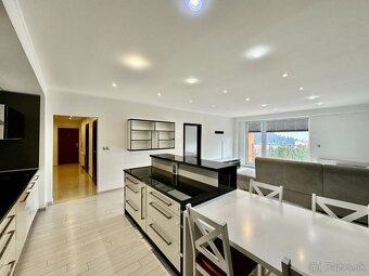 Luxusný 2-izbový byt s krásnym výhľadom na mesto a vnútorným