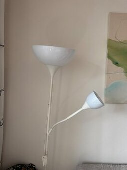 Stojaca biela lampa IKEA