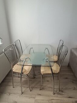 Jedálenský stôl so 4 stoličkami