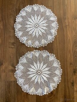 Set dvoch väčších háčkovaných obrusov