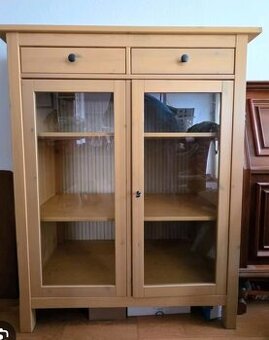 Hemnes vitrína IKEA - 1