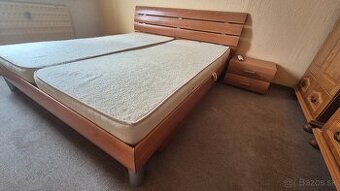 ZNÍŽENÁ CENA - PREDÁM manžeľskú posteľ s 2 nočnými stolíkmi