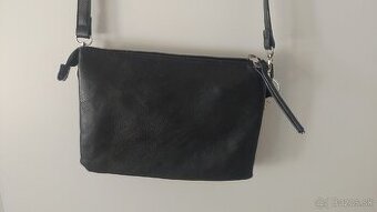 Čierna kabelka cez plece