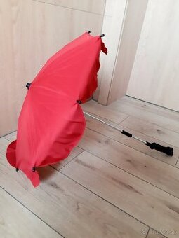 Červený slnečník na kočík