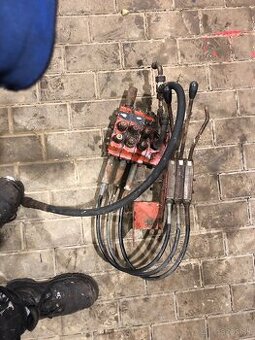 Hydraulicky rozdeľovač na celny nakladac nd5-032