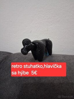 Retro stuhatko-psík hýbe hlavičkou