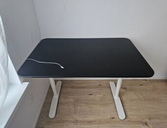 výškovo nastaviteľný stôl IKEA BEKANT