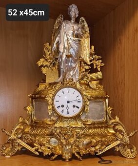 Starožitné ,stare hodiny krbové so sv. archanielom Michalom