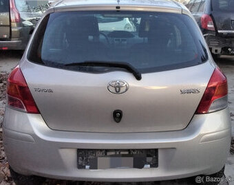 Toyota Yaris 1.3 VVTI 2011 predám PIATE DVERE, ZADNÝ NÁRAZNÍ