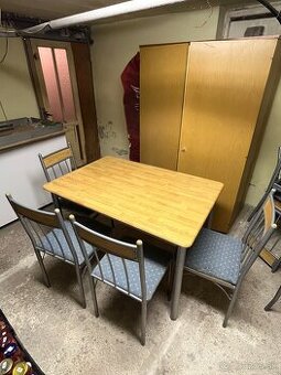 Kuchynský stôl a stoličky(REZERVOVNÉ)