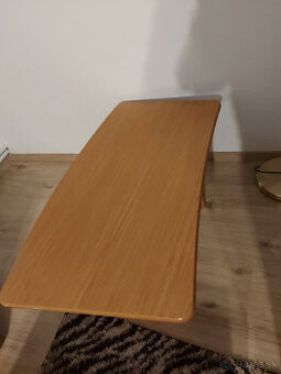 konferenčný drevený stolík