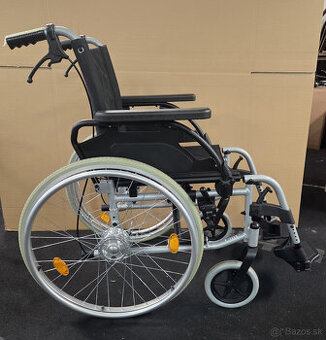 Invalidný vozík s brzdami pre sprievod