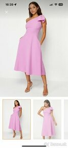 Slávnostné fialové šaty