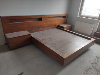 Manželská posteľ 160x200cm so stolíkmi + stolik so zrkadlom