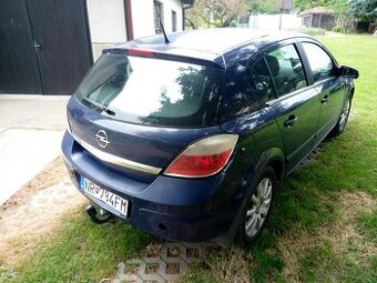 Opel Astra benzín