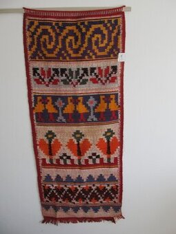 Predám staré cca 60 ročné ručne tkané závesy na stenu.