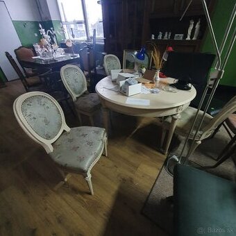 Predám atraktívny stôl a 4 stoličky