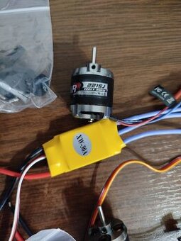 2215j 900kv brushless
