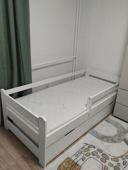 Detská drevená posteľ