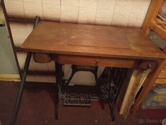 Starý šijací stroj Minerva