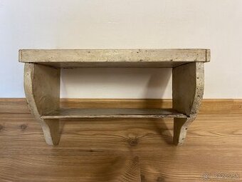 staršia drevená polička