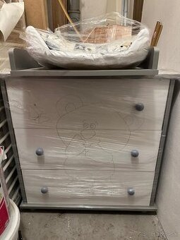 Prebaľovací pult so skrinkou