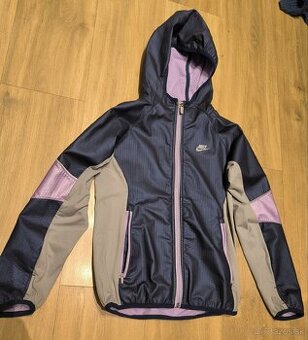 Prechodná bunda Nike.