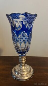 Krýštálová váza so strieborným podstavcom