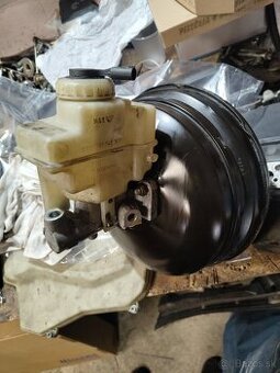 Posilovač bŕzd a brzdový valec BMW E39