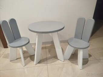 Detský stôl a stoličky zajko