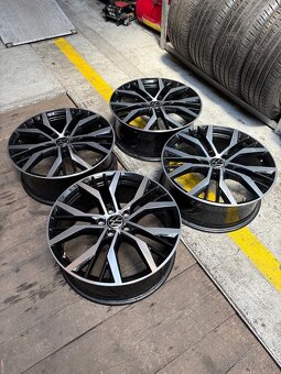 Volkswagen disky R19, model Santiago