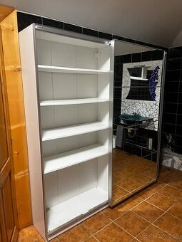 Skriňa s posuvnými dverami