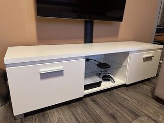 TV stolík v peknom zachovalom stave