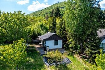 Pozemok s drevenou chatkou a panoramatickým výhľadom