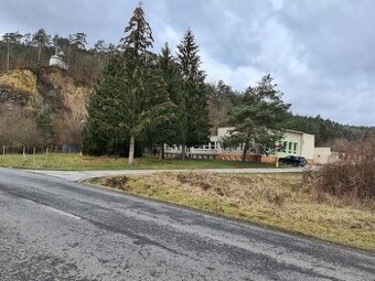 Na predaj areál s kanceláriami a skladmi na okraji mesta.