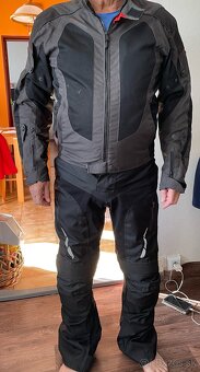 dvojdielna suprava na motorku nemeckej značky modeka