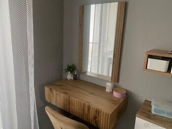 Toaletný stolík so zrkadlom