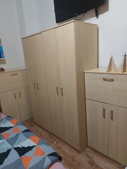 Predam 2 velke skrine a 2 barove skrinky