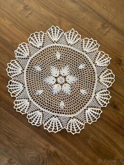 Väčší háčkovaný obrus
