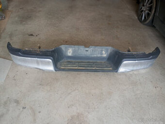 Toyota Hilux Revo 2019-originálny zadný nárazník chróm