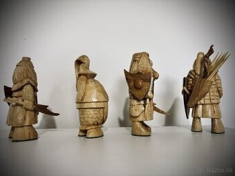 Drevené figúrky na šachovnicu